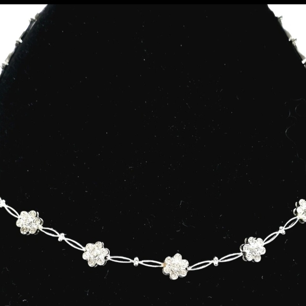 Elegant 14kt White Gold And Diamond Necklace Minimalist Floral Design